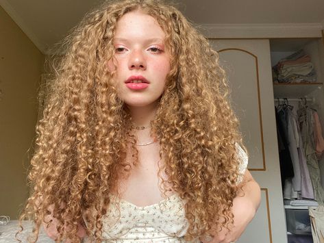 Long Curly Copper Hair, Golden Blonde Curly Hair, Dark Blonde Curly Hair, Curly Golden Hair, Golden Curly Hair, Wild Curly Hair, Long Natural Curly Hair, Curly Blonde Hair, Golden Blonde Hair