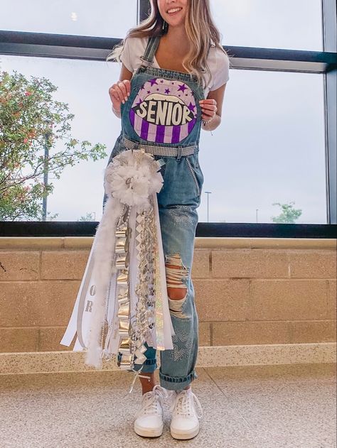 Hand painted senior homecoming overalls. White and silver senior mum. Homecoming Overalls Ideas, Homecoming Overalls, School Spirit Outfit, Big Homecoming Mums, Painted Overalls, Diy Mums, Senior Year Things, Homecoming Mums Senior, Texas Homecoming Mums