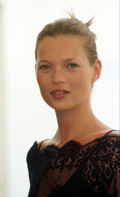 Kate Moss Bangs, 90’s Makeup, Kate Moss 90s, Queen Kate, Meg Ryan, 90s Supermodels, 90s Models, 90s Hairstyles, No Makeup