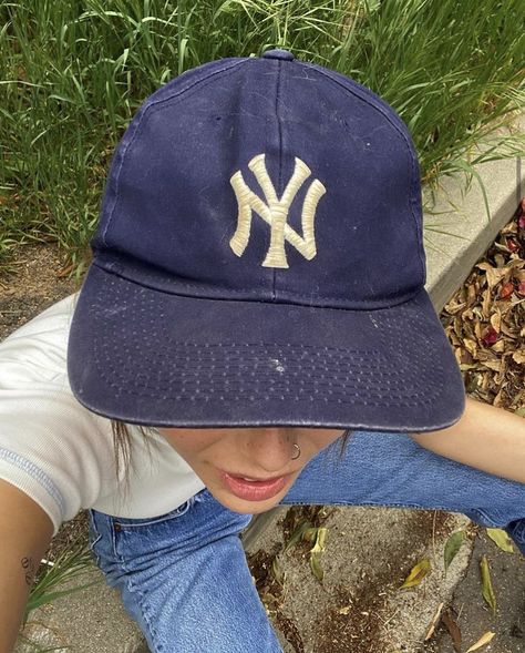 found on instagram by: emmachamberlain. yankees cap, nose piercing, emma chamberlain Yankees Cap Outfit, Baseball Hat Outfit, Vintage Baseball Hats, Yankees Cap, Yankees Hat, Hat Aesthetic, Cap Outfit, Emma Chamberlain, Aesthetic Boy