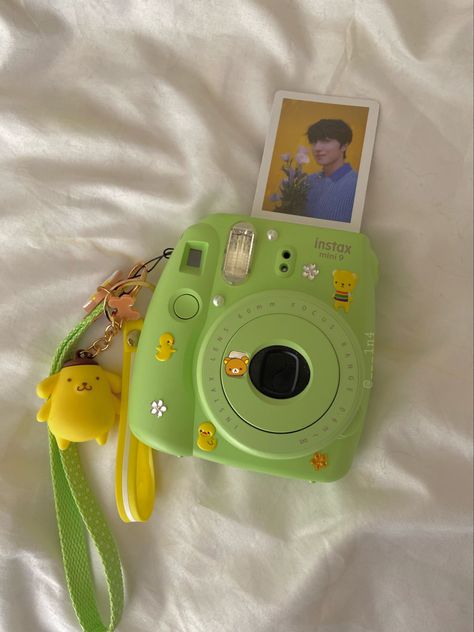 Chani SG sf9 instax Green Instax Camera, Instax Mini 9 Aesthetic, Instax Mini Aesthetic, Instax Aesthetic, Instax Mini Ideas, Polaroid Instax Mini, Polaroid Cameras, Instax Mini Camera, Shadow Drawing