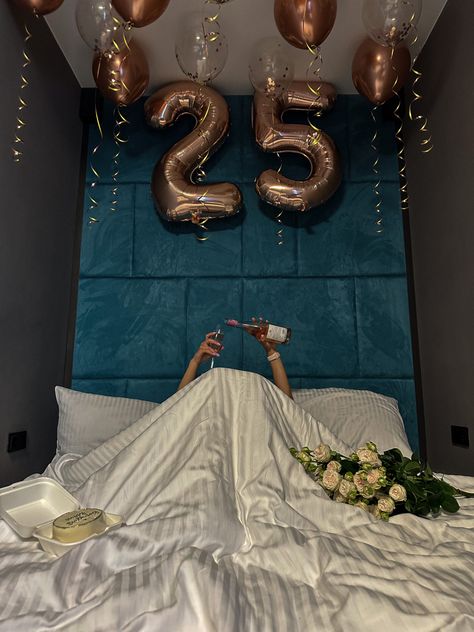 Unique Birthday Photoshoot, Unique Birthday Photoshoot Ideas, 23rd Birthday Decorations, 25th Birthday Ideas For Her, 25 Birthday Decorations, Birthday Photoshoot Ideas, 25th Birthday Parties, Happy 25th Birthday, Birthday Room Decorations