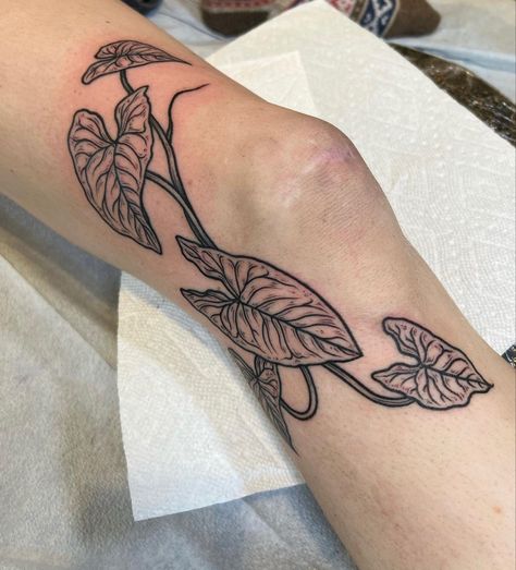 Wrap Around Side Tattoo, Tattoo Ideas Pretty, Side Knee Tattoo, Side Of Knee Tattoo, Partner Tattoo, Tattoos Abstract, Tattoos Japanese, Tattoos Watercolor, Shin Tattoo