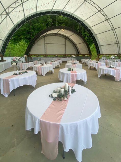 Round Table Party Set Up, Table Decor Round Tables, Circle Table Decor Party, Party Table Set Up Layout, Round Table Party, Floral Table Set Up, Round Party Table Decorations, Pink Table Runners, Round Table Decorations For Party