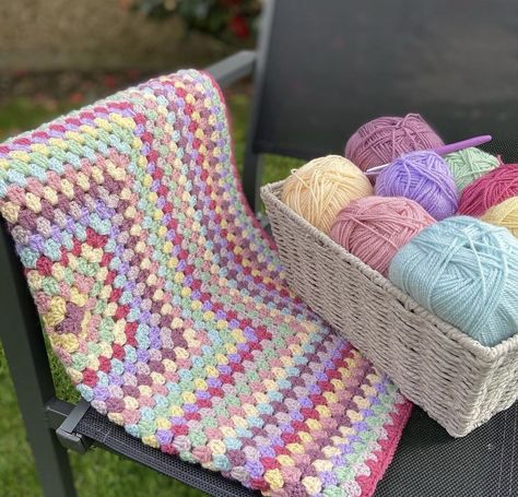 Big Granny Square Blanket, Crotchet Blankets, Crochet Swirl, Rose Granny Square, Beginner Blanket, Crochet Blanket Diy, Free Baby Blanket Patterns, Easy Crochet Blanket, Crochet Blanket Designs