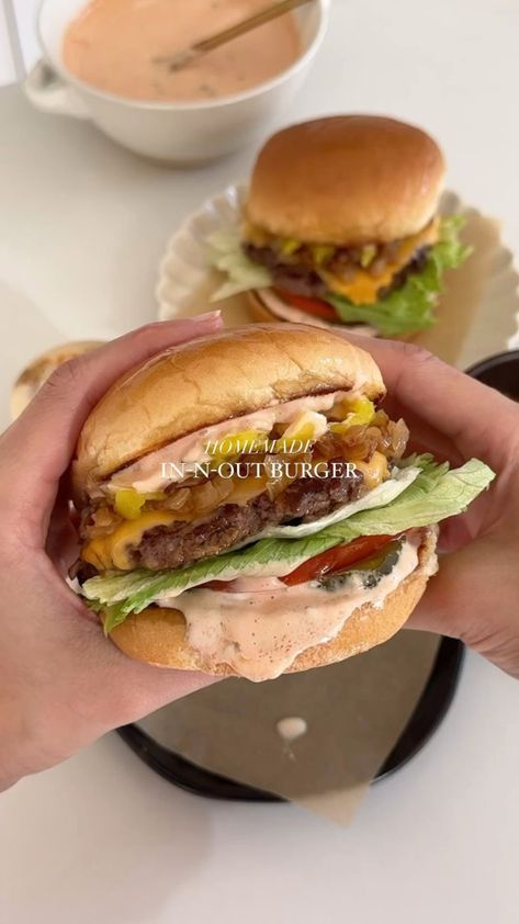 Homemade Burger Recipe, Homemade Hamburgers, Homemade Burgers, Tasty Recipes Videos, Think Food, Sweet Snacks Recipes, Delicious Snacks Recipes, Food Recepie, Food Videos Cooking