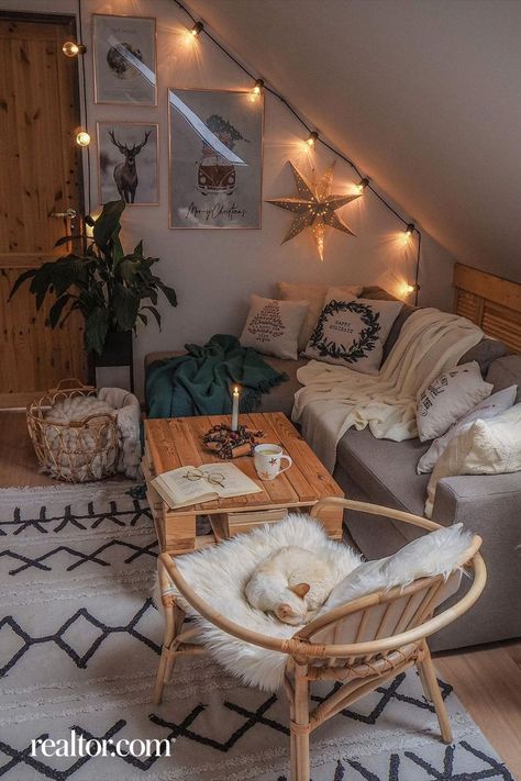 String Lights Living Room, Room String Lights, Coastal Bedroom Decorating, Style Salon, Deco Salon, Instagram Christmas, Dream Room Inspiration, Boho Living Room, Living Room Inspo