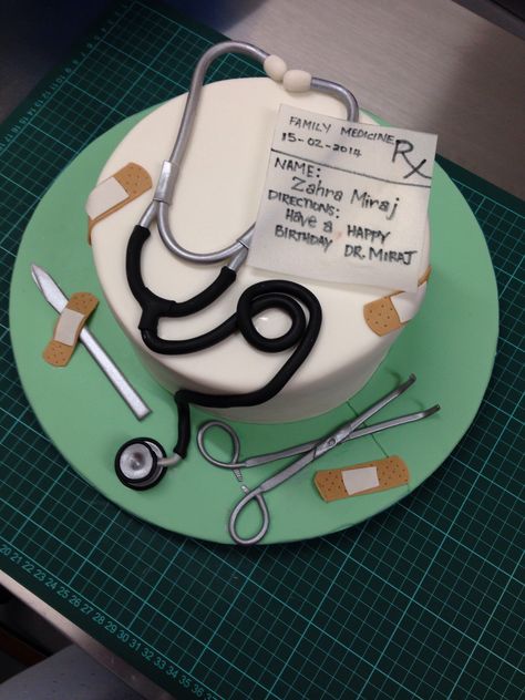 Doctor, surgeon cake Surgeon Cake, Medical Doctor Cake Design, Cake Ideas For Doctors, Cake Design For Doctor Birthday, Birthday Cake For Surgeon, Cake Doctor Chocolate Cake, Doctor Birthday Cake, Vet Cake, Doctor Graduation Cake