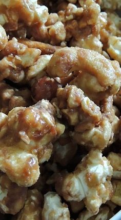 Snickers Popcorn, Popcorn Recipes Sweet, Superbowl Recipes, Popcorn Recipes Easy, Caramel Corn Recipes, Popcorn Treats, Chex Mix Recipes, Candy Popcorn, Snack Mix Recipes