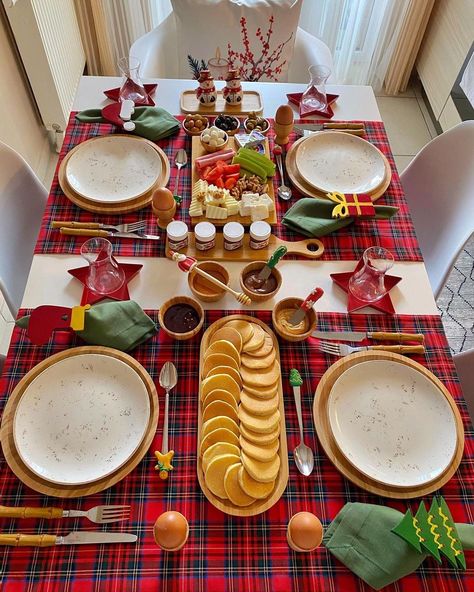 Christmas Breakfast Table Decorations, Christmas Breakfast Table Setting, Breakfast Presentation, Food Set Up, Breakfast Table Setting, Kitchen Organization Pantry, Christmas Breakfast, Christmas Table Cloth, Pantry Design