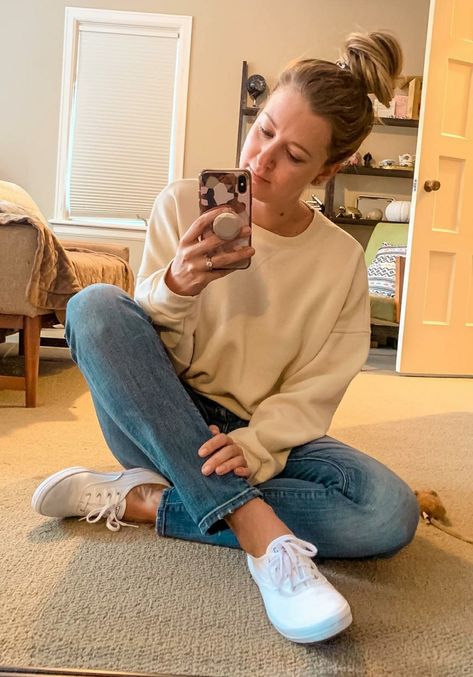 Leather Keds Outfit, Keds Sneakers Outfit, Keds Shoes Outfit, White Leather Keds, Keds Outfit, Keds Outfits, Leather Keds, Converse Style Women, White Keds