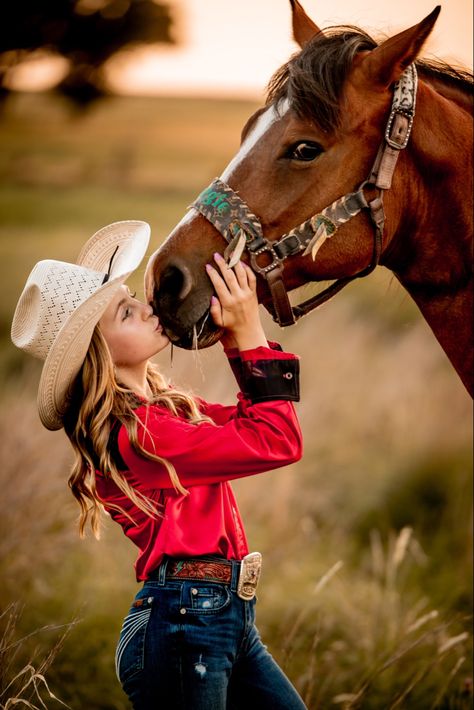 Western Horse Photoshoot, Cowgirl Senior Pictures, Rodeo Photography, Horse Photoshoot Ideas, Birthday Horse, Western Photo Shoots, Foto Cowgirl, Cowgirl Photo, Pictures With Horses