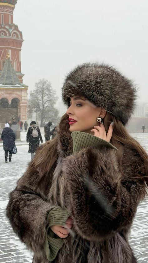 Fur Hat Outfit, Moscow Winter, Russian Clothing, Russian Hat, Russian Winter, Winter Girls, Russian Fashion, Fur Hat, Outfits With Hats