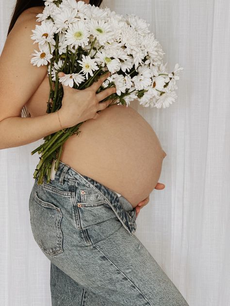 Diy floral maternity shoot Positive Birth Affirmations, Vom Avea Un Copil, Diy Maternity Photos, Cute Pregnancy Photos, Maternity Picture Outfits, Pregnant Photography, Baby Bump Photoshoot, Maternity Studio Photoshoot, Studio Maternity Photos