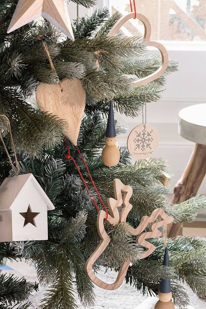 CASA TRÈS CHIC: REVISTA DE FIM DE SEMANA - ESPECIAL - COMEÇANDO A PENSAR NO NATAL Boho Minimalism, Natal Natural, Navidad Natural, Eco Christmas, Natural Christmas Decor, Classic Coastal, Diy Christmas Tree Ornaments, Navidad Diy, Christmas Wood Crafts