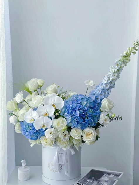 Flower Bouquet Vase, Blue Flowers Bouquet, Pink Flower Arrangements, Flower Wrapping, Flower Bouquet Diy, Flower Gift Ideas, Boquette Flowers, Flower Vase Arrangements, Floral Arrangements Diy