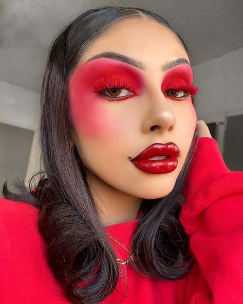 Red Eyeshadow Looks, Red Makeup Ideas, Sending Positive Vibes, Nice Makeup, Cute Eyeshadow Looks, Red Eyeshadow, Cool Makeup Looks, Red Makeup, Stage Makeup