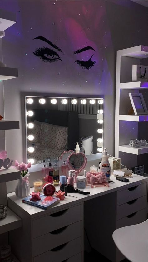 I’m obsessed with my vanity makeup desk in my bedroom 😍 Aesthetic Makeup Table, Makeup Table Aesthetic, Makeup Vanity Aesthetic, Makeup Room Design, Cuartos Aesthetic, Vanity Aesthetic, Girly Aesthetics, Vanity Inspo, Dream Vanity