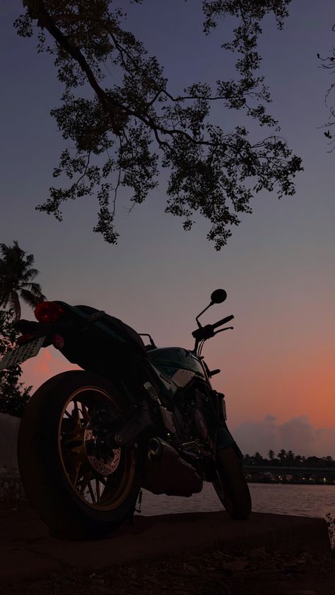 Kawasaki Z650 RS facing the sunset. Motorcycles are something else Bike Kawasaki, Aesthetic Bike, Ninja Wallpaper, Moto Yamaha, Kawasaki Ninja 650, Kawasaki Bikes, Image Moto, Z Wallpaper, Biker Photoshoot