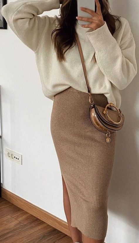 80s Fashion Summer, Knit Skirt Outfit, Rok Midi, Chique Outfits, Beige Outfit, Moda Chic, Mode Casual, Looks Street Style, Outfit Inspo Fall