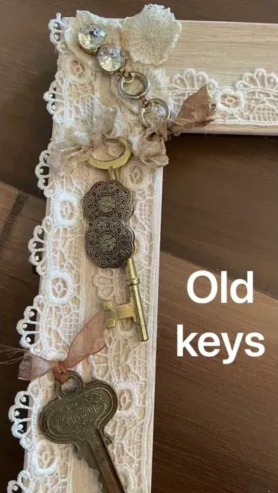 Decorated Picture Frames Diy, Ideas For Old Picture Frames, Old Frames Ideas Wall Art, Keys Crafts, Decorated Picture Frames, Homemade Picture Frames, Old Key Crafts, Upcycle Frames, Upcycled Picture Frames