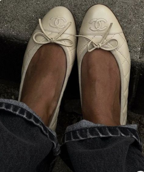 link Chanel Ballet Flats Outfit, Astrology Fashion, How To Clean Headlights, Chanel Flats, Fashion Shoes Flats, Fashion Chanel, Chanel Official, Chanel Official Website, Shoe Inspo