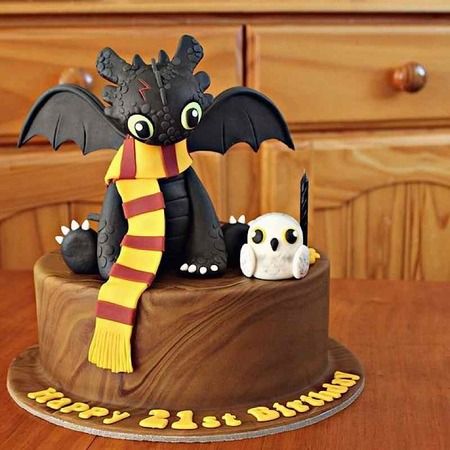 Harry Potter Birthday Cake Ideas, Tort Harry Potter, Toothless Cake, Gateau Harry Potter, Harry Potter Birthday Cake, Dragon Cakes, Dragon Cake, Cake Wrecks, Harry Potter Food