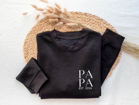 🌿This handprinted sweatshirt is great gift for all dads-to-be, for Christmas, birthday, pregnancy announcement or Father's Day gift. It is soft and warm, perfect for everyday use in the chilly winter days. Birthday Present For Dad, Papa Sweatshirt, Dad Pregnancy Announcement, Dad Sweater, Birthday Presents For Dad, Super Papa, Present For Dad, Personalized Sweater, Papa Gifts