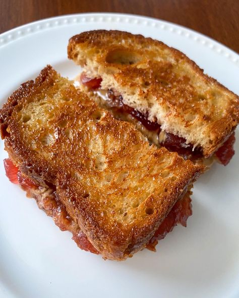 Fried Peanut Butter and Jelly Sandwich Peanut Butter Jelly Recipes, Peanut Butter Jelly Sandwich, Peanut Butter And Jelly Sandwich, Vegan Blueberry Muffins, Jelly Sweet, Fall Apple Recipes, Salad Cream, Banana Sandwich, Jelly Sandwich