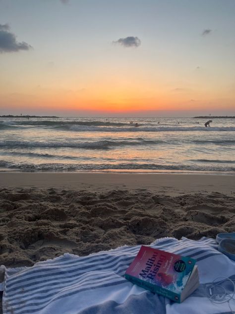 Carolina Do Norte, Beach House Aesthetic, Beach Books, Malibu Beaches, Beach Lifestyle, Summer Feeling, Aquitaine, Summer Dream, Beach Aesthetic