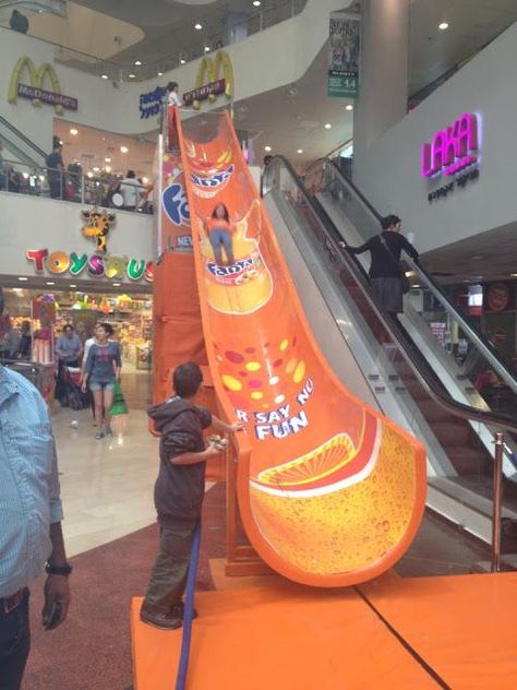 Dizzengof Center / Fanta Slide ;-) "Leave your customers extremely satisified... they'll all love your 'Ad Slide'!" We deliver advertising campaigns throughout the UK and Europe, but we also welcome enquiries from around the globe too! For all of your advertising needs at unbeatable rates - www.adsdirect.org.uk Guerrilla Advertising, Interactive Advertising, Shopper Marketing, Clever Advertising, 광고 디자인, Publicidad Creativa, Experiential Marketing, Street Marketing, Indoor Design