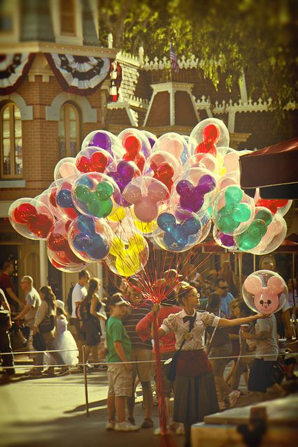 Disney Parque, Disney Balloons, Mickey Balloons, Parc D'attraction, Disney Side, Vintage Disneyland, Disney Photos, Disney Addict, Pinturas Disney