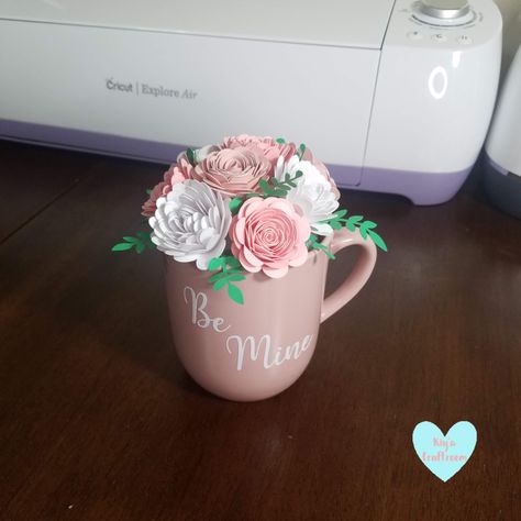 Cricut Heart Projects, Valentines Day Mug Gift Ideas, Valentine’s Day Cricut, Cricut Projects Valentines Day, Cricut Valentines Projects To Sell, Valentines Mugs Ideas, Valentine Cricut Ideas, Valentines Day Cricut Projects To Sell, Valentines Day Cricut Projects