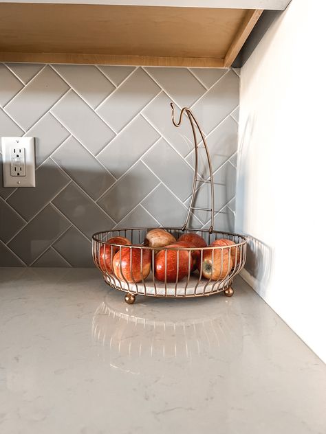 Kitchen Fruit Storage Modern, Fruit Container For Counter, Kitchen Counter Fruit Bowl, Fruits Basket Kitchen, Fruit Organization Kitchens, Fruit Bowl Aesthetic Kitchen, Display Fruit On Counter, Fruit Bowl Display Kitchen, Kitchen Counter Quartz