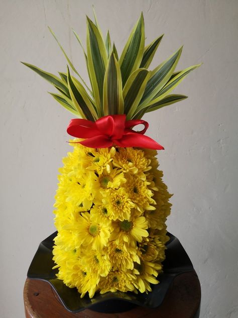 Pineapple Bouquet, Engagement Plates, Modern Ikebana, Flowers Arrangements Ideas, Basket Flower Arrangements, Engagement Plan, Flowers Sunflowers, Summer Centerpieces, Church Flower Arrangements