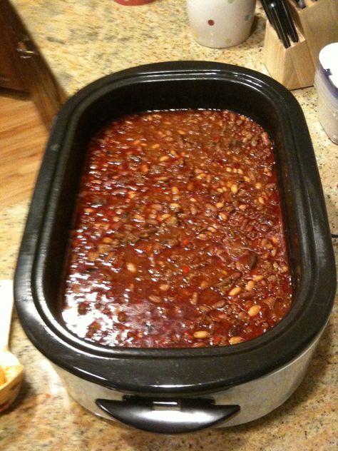 I wanted to share with you one of my favorite easy, inexpensive, and tasty ways to take a cheap chuck roast and make it taste like a million bucks that is always a treat and a hit. So let me tell you all about my new Rival RO180 18-Quart Roaster Oven. For those that have ... Roast Chili, Roaster Oven Recipes, Roaster Recipes, Beef Roast Crock Pot, Prime Ribs, Turkey In Roaster, Electric Roaster, Beef Chili Recipe, Cooking For A Crowd