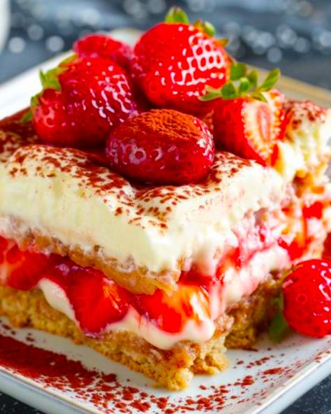 Indulge in the sweet and fruity flavors of Strawberry Tiramisu with this easy recipe. Layers of strawberries, mascarpone, and ladyfingers create a delightful dessert. Strawberry Tiramisu Recipe, Lush Cake, Strawberry Tiramisu, Chocolate Lasagna, Strawberry Slice, Unflavored Gelatin, Tiramisu Recipe, Icebox Cake, Strawberry Puree