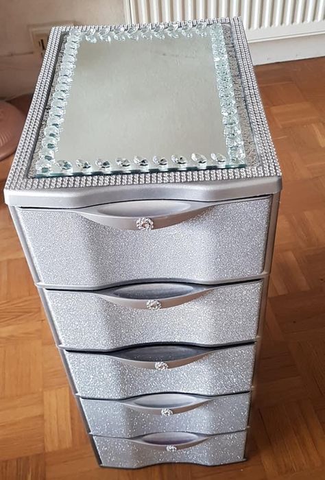 Plastic Dresser Ideas, Glamour Bathroom Ideas, Paint Plastic Drawers, Plastic Drawer Makeover, Decor Inspiration Diy, Glam Bedroom Decor, Diy Outdoor Storage, Glamour Decor, Plastic Drawer