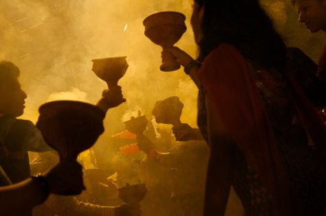 Dhunuchi Dance (http://en.wikipedia.org/wiki/Dhunachi) - photo via +National Geographic #DurgaPuja Dhunuchi Dance, Kolkata City, Durga Pooja, City Scapes, Dancing Aesthetic, Indian Aesthetic, Durga Puja, West Bengal, My Photo Gallery