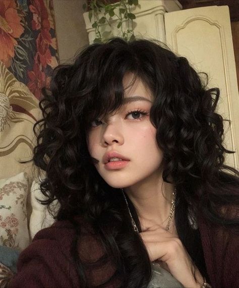 Short Curly Hair With Bangs Hairstyles, Short Loose Curly Hair, Shaggy Curly Bob, Emo Shag, Women Softball, Bob Black Women, Fluffy Bob, Adorable Hairstyles, Fluffy Curly Hair