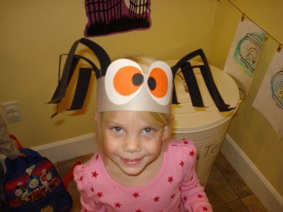 Brilliant Beginnings Preschool: Halloween Spider Hat how-to - in-the-corner Spider Hats, Spider Hat, Children Projects, Thema Halloween, Halloween Crafts Preschool, October Crafts, Halloween Preschool, Fall Preschool, Family Ideas