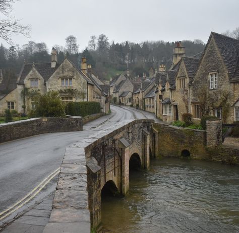 Rainy day at Castle Combe, England -- (imgur.com) Photo by LickABoss1 Castle Combe England, Dark Crowns, Typical British, England Aesthetic, Castle Combe, British Architecture, English Countryside, City Aesthetic, Pretty Places