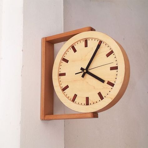 Wood Clock Design, Tre Kunst, Clock Design Ideas, Wall Clock Wooden, Cool Clocks, Diy Clock Wall, Deco Luminaire, Wall Clock Design, Wood Clocks