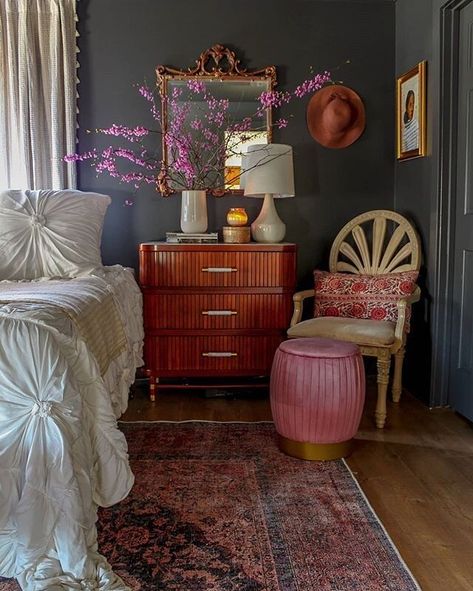 Houzz Decor Interior Design, Bohemian Meditation Space, Colorful French Provincial Decor, Plate Wall Decor Bedroom, Funky Spare Room Ideas, Anthropologie Guest Bedroom, Cottage Room Aesthetic Bedroom, French Maximalist Bedroom, Maximalist Chic Decor