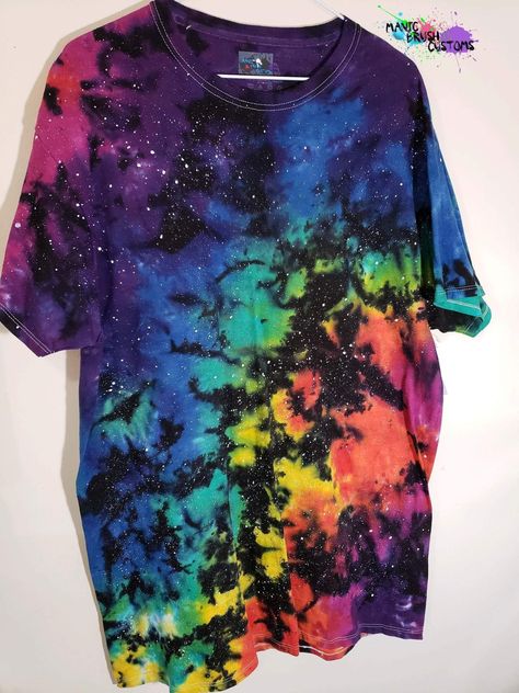 Space Tie Dye, Camisa Tie Dye, Space Rainbow, Tie Dye Shirts Patterns, Diy Tie Dye Techniques, Diy Tie Dye Designs, Tie Dye Patterns Diy, Diy Tie Dye Shirts, Tye And Dye