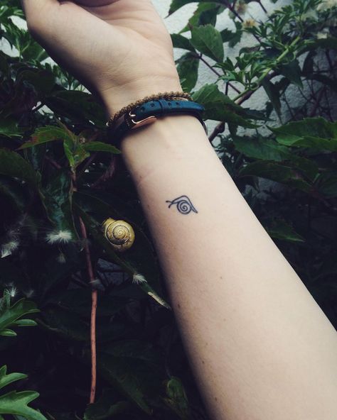 Jewerly Tattoo, Snail Tattoo, Dragons Tattoo, Polynesian Tattoos, Polynesian Tattoo Designs, Small Girl Tattoos, Bff Tattoos, Back Tattoo Women, Tattoo Feminina