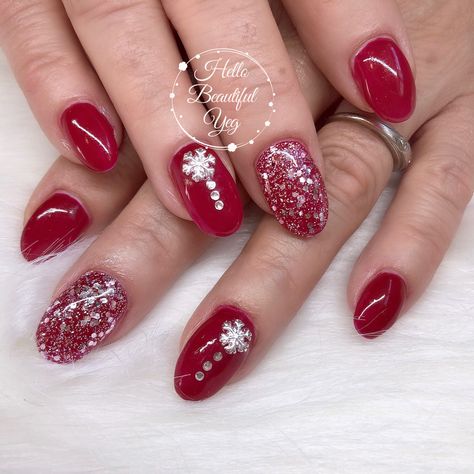 Red classic Christmas nails with diamond glitter. All #lightelegancegel #yegnails #almondnails #christmasnails Red Sparkly Christmas Nails, Glitter Christmas Nails, Red Sparkle Nails, Sparkly Christmas Nails, Holiday Nails Easy, Red And White Nails, Christmas Nail Art Easy, Red And Gold Nails, Red Nails Glitter