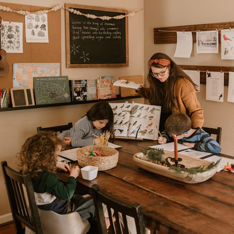 Homeschool Room Ideas Aesthetic, Setting Up Homeschool Space, Home School Room Kindergarten, School House Aesthetic, Cozy Homeschool Room Ideas, Nature Homeschool Room, Farmhouse School Room, Homeschool Decorating Ideas, Waldorf Homeschool Room