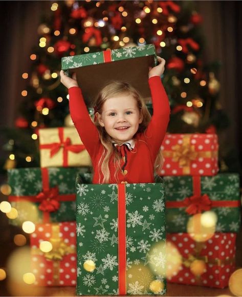 Toddler Christmas Pictures, Toddler Christmas Photos, Christmas Photoshoot Kids, Diy Christmas Photoshoot, Christmas Pictures Kids, Christmas Mini Shoot, Diy Christmas Photo, Baby Christmas Photography, Christmas Family Photoshoot