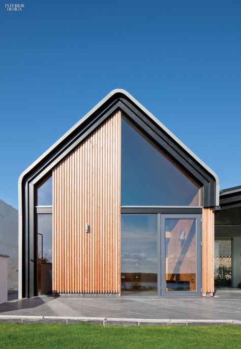 Siberian larch accents the facade of this weekend and vacation house. Photography by David Barbour. Kingdom Of Light, Modern Beach House, Modern Beach, Modern Barn, Interior Design Magazine, Facade House, Residential Architecture, Design Case, Barn House